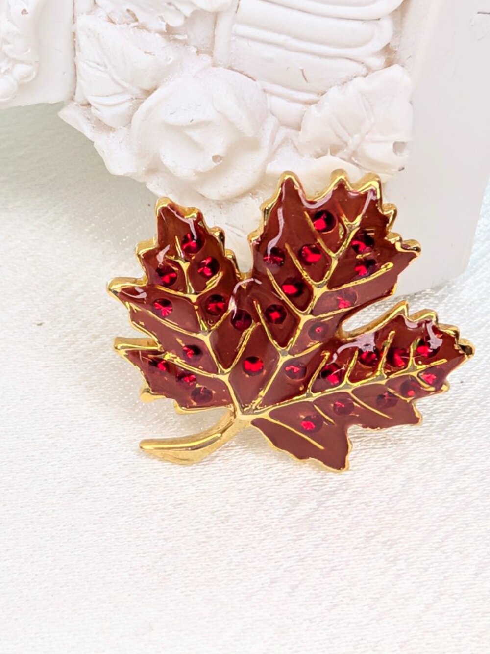 NEW Red Maple Leaf Put 'Em Pin